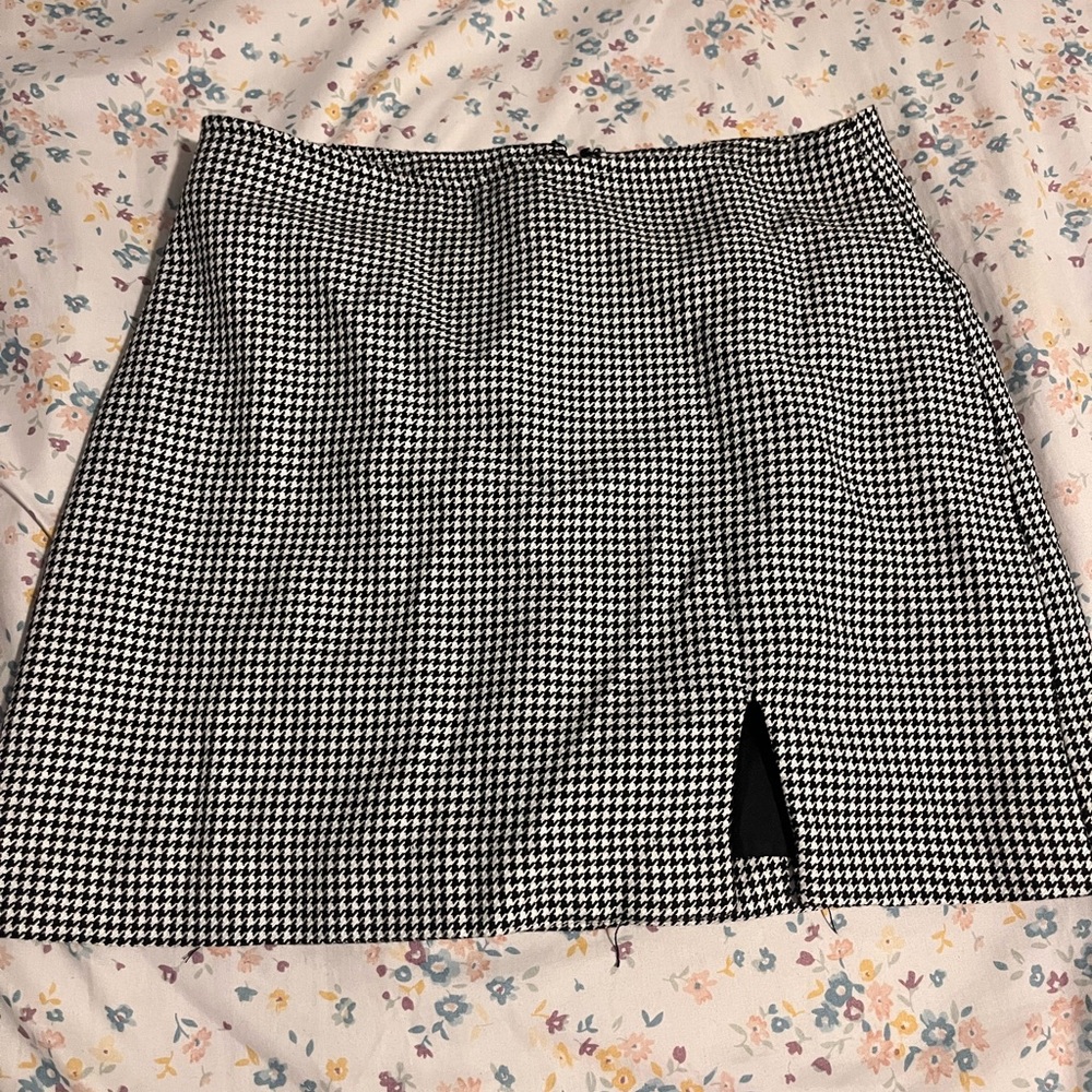 Mini skirt with slit